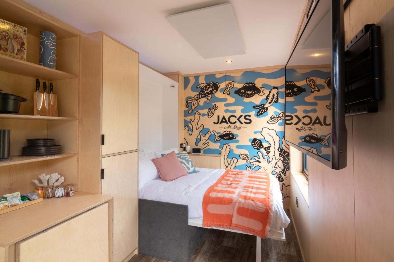 The Reef - Unique Hot Tub Cabin In Millport Exterior photo